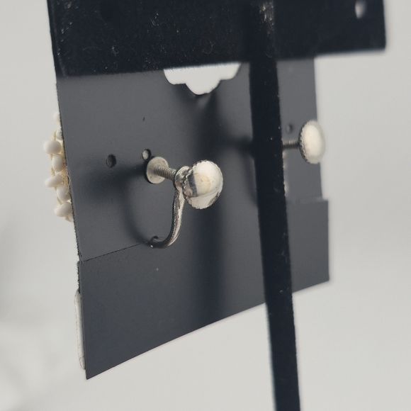 Vintage Beaded Circle Earrings 1” White & Gray Seed Beads Screw Back - Picture 4 of 7